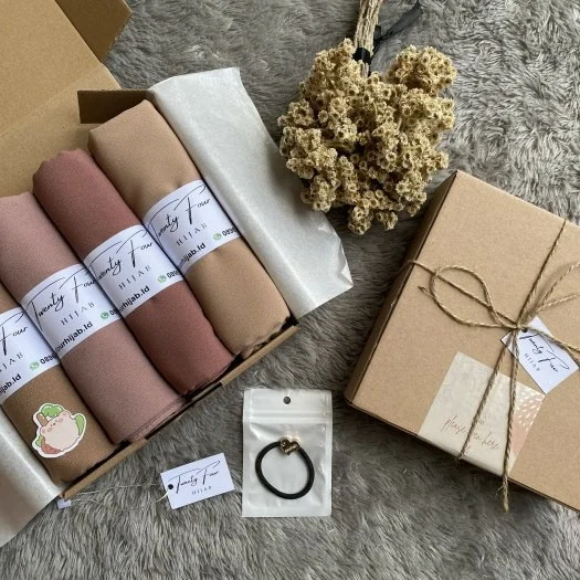 Eco-friendly garment packaging bags for clothing brands